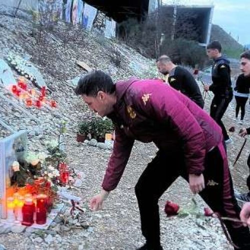 Η αποστολή του Άρη σταμάτησε στα Τέμπη για να τιμήσει τα θύματα της τραγωδίας