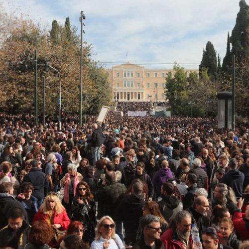 Συλλαλητήριο στην πλατεία Συντάγματος για το σιδηροδρομικό δυστύχημα στα Τέμπη, με συνθήματα "Δεν έχω οξυγόνο" και "Κανένα έγκλημα χωρίς τιμωρία", από τον "Σύλλογο Πληγέντων Δυστυχήματος Τεμπών", Κυριακή 26 Ιανουαρίου 2025. Όπως τονίζεται στην ανακοίνωση που ανάρτησαν οι συγγενείς των θυμάτων, ζητούν την άμεση έρευνα για την έκρηξη του παράνομου χημικού φορτίου και τη φωτιά που έκαψε ζωντανά 30 άτομα, τα οποία είχαν επιζήσει από τη μοιραία σύγκρουση, ενώ αίτημά τους είναι να δοθούν εξηγήσεις από τον υποψήφιο Πρόεδρο της Δημοκρατίας, Κωνσταντίνου Τασούλα "για το θάψιμο των δικογραφιών για τα Τέμπη στα συρτάρια της Βουλής".
(ΓΙΑΝΝΗΣ ΠΑΝΑΓΟΠΟΥΛΟΣ/EUROKINISSI)
