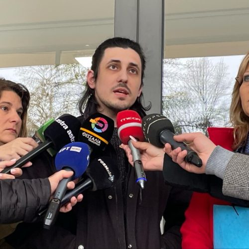 Τέμπη: «Η ζωή μου έχει σταματήσει, ακούγαμε κραυγές για βοήθεια» – Συγκλονίζει η μαρτυρία επιζώντα (βίντεο)