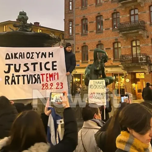 Τέμπη: Πλήθος κόσμου συγκεντρώθηκε στο Γκέτεμποργκ της Σουηδίας ως ένδειξη συμπαράστασης