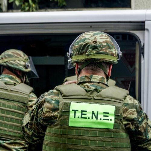 Δύο στρατιωτικές χειροβομβίδες βρέθηκαν σε οικία στην οδό Σκουφά  κατά τη διάρκεια εργασιών ανακαίνισης.  Αποκλείστηκε το σημείο.  Μετέβησαν πυροτεχνουργοί του στρατού. Σάββατο 9 Μαρτίου 2024  (ΓΙΩΡΓΟΣ ΚΟΝΤΑΡΙΝΗΣ / EUROKINISSI)