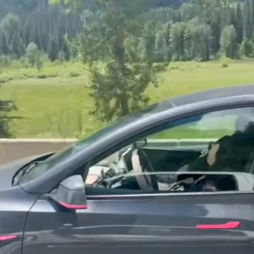 Γυναίκα οδηγός κοιμόταν σε Tesla ενώ συνέχιζε την πορεία του με 100 χλμ./ώρα