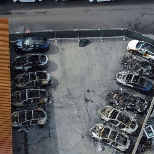 Φωτιά σε αντιπροσωπεία της Tesla στη Ρώμη – Για τρομοκρατική ενέργεια μιλά ο Ίλον Μασκ