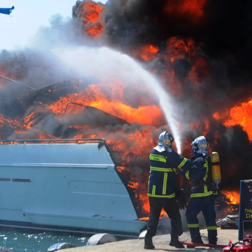 Συναγερμός στη Σιθωνία – Φωτιά σε σκάφος πολυτελείας!