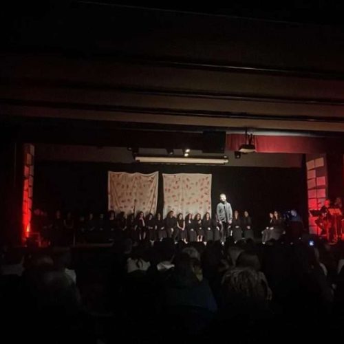 «Μάνα θα αργήσω» – Στο Αρκαλοχώρι Τίμησαν τα 57 Θύματα στα Τέμπη με Παράσταση-Προσευχή από 35 Μαθητές