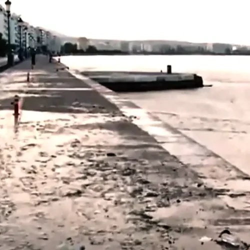 «Πνίγηκε» στη δυσοσμία ο Θερμαϊκός: το «καφέ χαλί» που σκέπασε τη λεωφόρο Νίκης