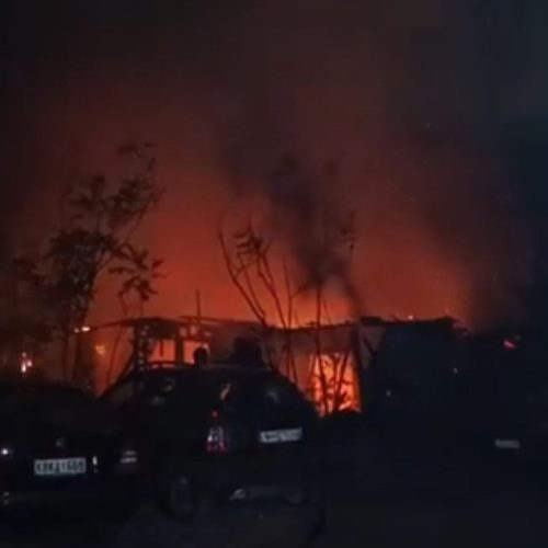 Θεσσαλονίκη: Στις φλόγες εγκαταλελειμμένο κτίριο στην παλιά Λαχαναγορά – Συναγερμός στην Πυροσβεστική