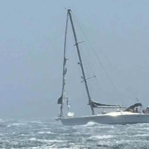 Καρέ-καρέ η αγωνία – Ιστιοφόρο πάλευε με κύματα 8 μποφόρ έξω από την Τήνο