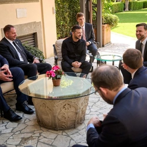 TOPSHOT - This handout photograph taken and released by Ukrainian Presidential press-service on May 18, 2025 shows the President Volodymyr Zelensky (C-L),Vice President of the United States JD Vance (C) and  U.S. Secretary of State Marco Rubio (C-R) talking during their meeting in Rome. (Photo by Handout / UKRAINIAN PRESIDENTIAL PRESS SERVICE / AFP) / RESTRICTED TO EDITORIAL USE - MANDATORY CREDIT "AFP PHOTO / Ukrainian Presidential press-service/ BYLINE " -  HANDOUT - NO MARKETING NO ADVERTISING CAMPAIGNS - DISTRIBUTED AS A SERVICE TO CLIENTS