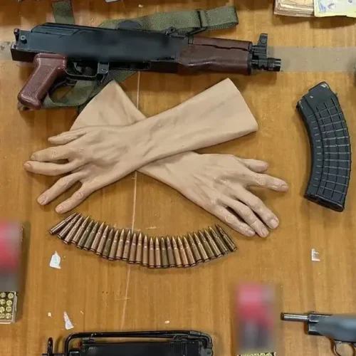 Σκηνικό πολέμου στην Κορινθία: Το βίντεο-ντοκουμέντο με την υπαρχηγό της «Σπείρας της Τιθορέας» και το υποπολυβόλο