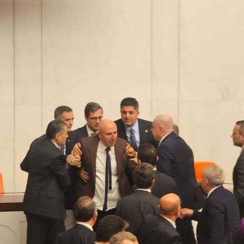 «Άγριο ξύλο» στην τουρκική Βουλή – Πιάστηκαν «στα χέρια» βουλευτές σε ορκωμοσία υπουργών