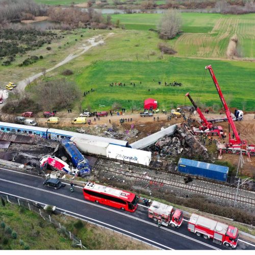 Τέμπη: Δείτε εικόνες ντοκουμέντα μετά το «ξεμπάζωμα» – Βρέθηκαν ανθρώπινα οστά μαζί με τα συντρίμμια των δύο τρένων