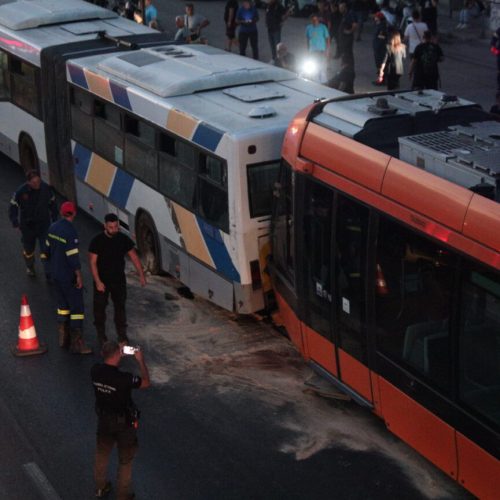 Σύγκρουση τραμ με λεωφορείο στον Πειραιά – Ο επίσημος «απολογισμός» των τραυματιών