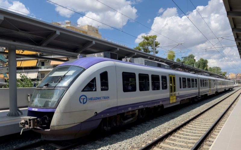 Προαστιακός: Διεκόπη η κυκλοφορία στο τμήμα Άνω Λιόσια – Ασπρόπυργος λόγω φωτιάς