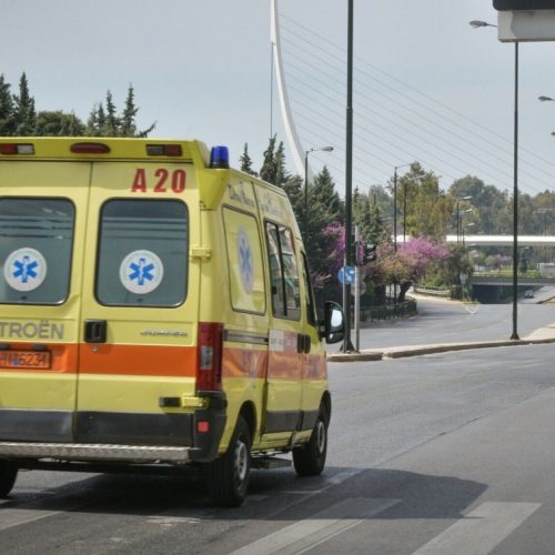 Τρόμος στη Βουλιαγμένης: Φορτηγό «καρφώθηκε» σε γέφυρα και ντελαπάρισε – Εγκλωβισμένος ο οδηγός.