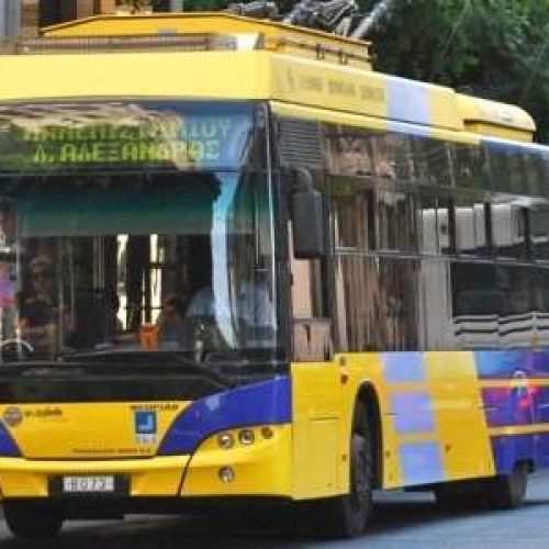 Συναγερμός στο κέντρο της Αθήνας: Φωτιά σε τρόλεϊ στη Βασιλίσσης Σοφίας
