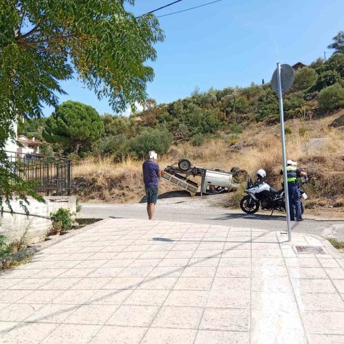 Αγρίνιο – «Τούμπαρε» αγροτικό – «Απεγκλωβίστηκε» οδηγός