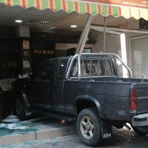 «ΠΑΝΙΚΟΣ» – 85χρονος μπούκαρε με το Ι.Χ. σε φούρνο! (ΒΙΝΤΕΟ)