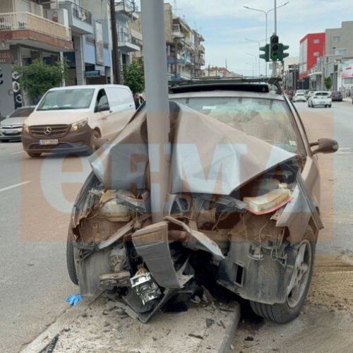 Αυτοκίνητο «καρφώθηκε» σε κολόνα και 5 άτομα τραυματίστηκαν – Μάχη για τις ζωές τους! (Φώτο)
