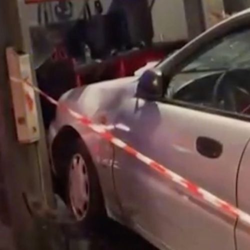 Καταδίωξη στον Άγιο Δημήτριο: Κλεμμένο ΙΧ μπήκε σε ίντερνετ καφέ