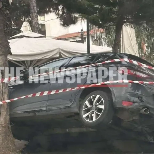 Απίστευτο τροχαίο στον Βόλο – ΙΧ «καρφώθηκε» ανάμεσα σε φοίνικες στην παραλία