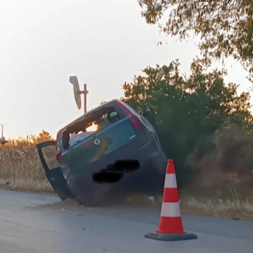 Αυτοκίνητο ξέφυγε από τον δρόμο και «βρήκε» θάμνο! (ΦΩΤΟ)