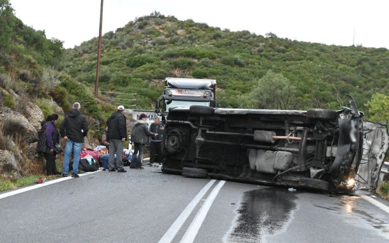 Πέντε τραυματίες μετά από ανατροπή μίνι βαν στα Δερβενάκια