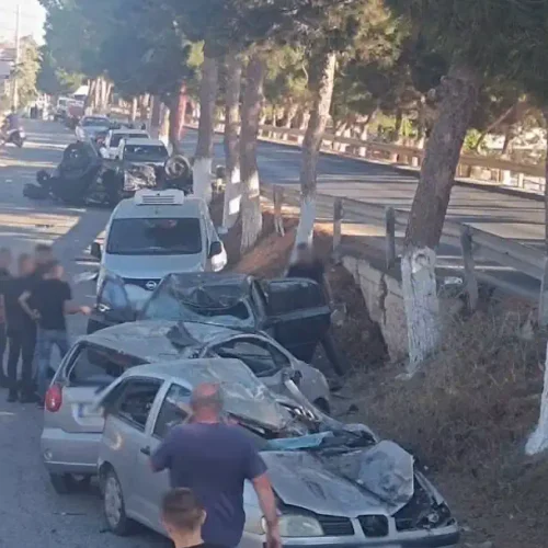Ηράκλειο: Τρελή πορεία αυτοκινήτου έπεσε σε σταθμευμένα ΙΧ και τούμπαρε