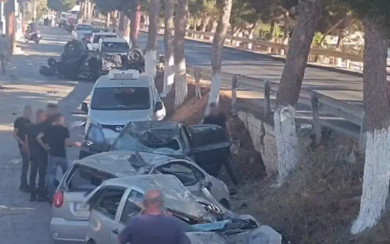 Ηράκλειο: Τρελή πορεία αυτοκινήτου έπεσε σε σταθμευμένα ΙΧ και τούμπαρε
