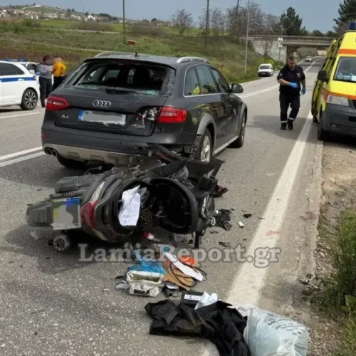Λαμία: Σοβαρό τροχαίο με έναν τραυματία – Μηχανάκι «καρφώθηκε» σε αυτοκίνητο