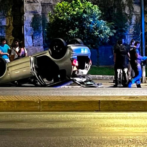 Αυτοκίνητο ανετράπη έξω από τους Στύλους του Ολυμπίου Διός(ΦΩΤΟ)