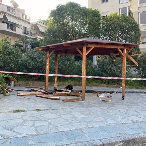 Μεθυσμένος οδηγός έγινε «πύραυλος» – Έπεσε πάνω σε κιόσκι με νεαρούς (Φώτο)