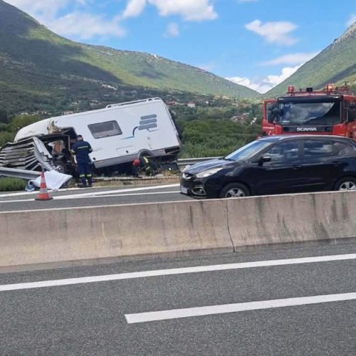 Εκτροπή τροχόσπιτου στην Ιονία Οδό – 4 τραυματίες, ανάμεσά τους και 2 παιδιά