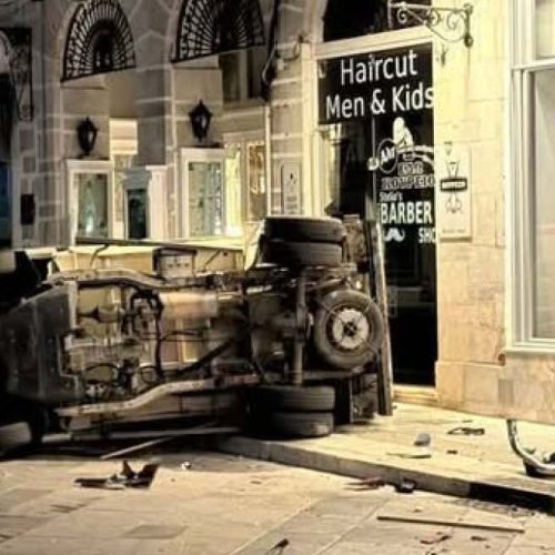 «ΤΡΟΧΑΙΟ-ΣΟΚ» – Ανετράπη αυτοκίνητο μετά από σφοδρή σύγκρουση (Βίντεο)