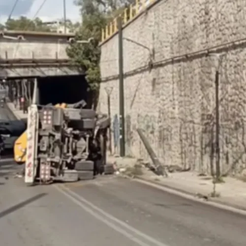 Νέα Φιλαδέλφεια: Τροχαίο με ανατροπή γερανού
