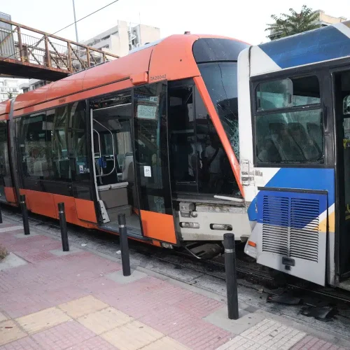 Αδιαθεσία ένιωσε ο οδηγός του τραμ που συγκρούστηκε με λεωφορείο στον Πειραιά