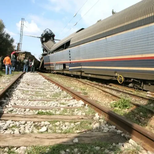 Πάτρα: Τραίνο παρέσυρε παρκαρισμένο αυτοκίνητο πάνω στις γραμμές – Σοκαρισμένοι μηχανοδηγός και επιβάτες