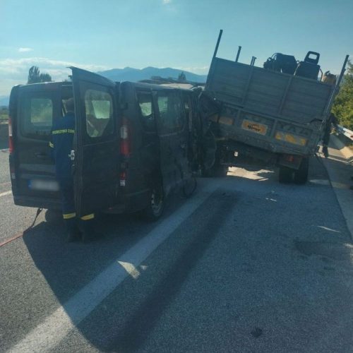 «ΣΥΓΚΡΟΥΣΗ» βαν με φορτηγό – ΕΠΤΑ ΤΡΑΥΜΑΤΙΕΣ