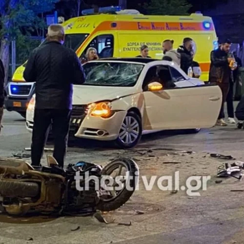 Σφοδρή σύγκρουση αυτοκινήτου με μηχανή