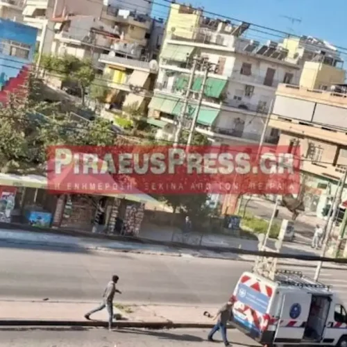 Κερατσίνι: Αυτοκίνητο «καρφώθηκε» σε φανάρι – Με τραύματα ο οδηγός