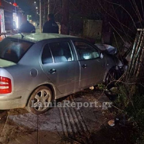 Λαμία: Αυτοκίνητο καρφώθηκε σε τοίχο και τυλίχθηκε στις φλόγες με ηλικιωμένο ζευγάρι στο εσωτερικό