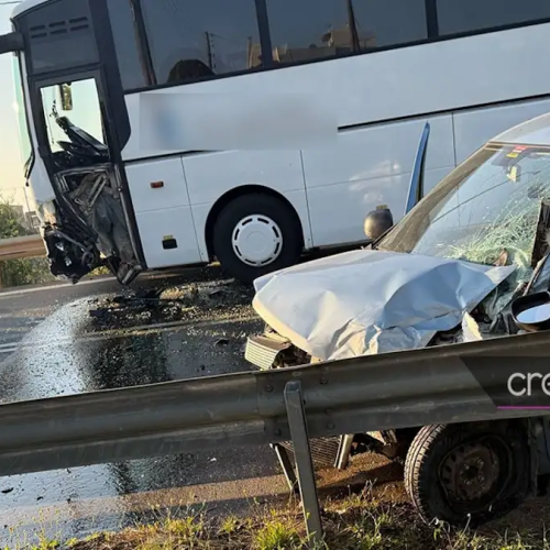 ΦΟΒΕΡΟ ΤΡΟΧΑΙΟ – Τουριστικό λεωφορείο καρφώνεται σε αυτοκίνητο