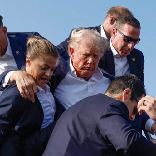 Ποια είναι η ομάδα «Blood Covenant» που επικήρυξε τον Τραμπ;