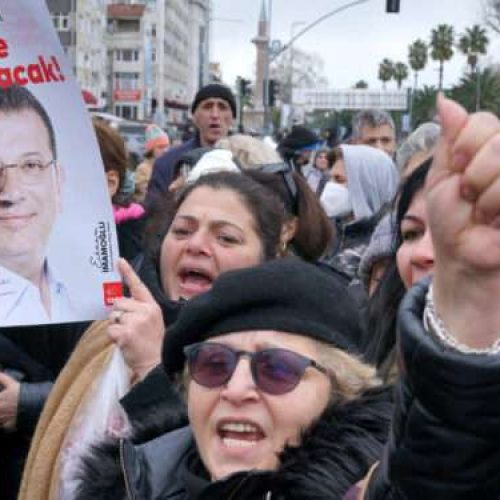 Supporters of Istanbul Mayor Ekrem Imamoglu gather near the city's police headquarters in Istanbul, Turkey, March 19, 2025. REUTERS/Tolga Uluturk     TPX IMAGES OF THE DAY