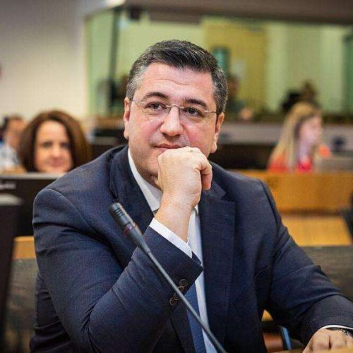 «ΑΡΡΩΣΤΟΣ» στην ΕΥΡΩΒΟΥΛΗ, «ΚΟΡΔΟΝΑΤΟΣ» στα ΜΠΟΥΖΟΥΚΙΑ – Γλεντάει στον Ρέμο ο Τζιτζικώστας αντί να πάει στις Βρυξέλλες και να μιλήσει για το ΕΓΚΛΗΜΑ των ΤΕΜΠΩΝ (Βίντεο)