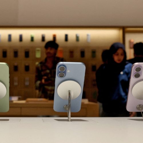 FILE PHOTO: The newly launched iPhone 17 series are displayed at an Apple store in New Delhi, India, September 19, 2025. REUTERS/Bhawika Chhabra/File Photo