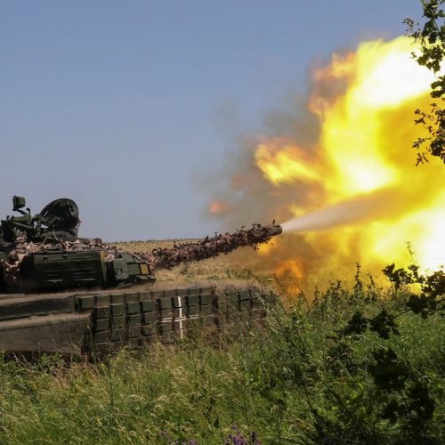 Ukrainian servicemen fire with a tank towards Russian troops near a front line, amid Russia's attack on Ukraine, in Kharkiv region, Ukraine July 6, 2023. REUTERS/Vyacheslav Madiyevskyy