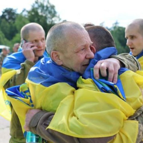 Ukrainian prisoners of war (POWs) react after a swap, amid Russia's attack on Ukraine, at an unknown location in Ukraine June 26, 2025. Ukrainian Presidential Press Service/Handout via REUTERS ATTENTION EDITORS - THIS IMAGE HAS BEEN SUPPLIED BY A THIRD PARTY.