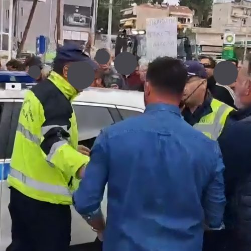 Αγρότες σπάνε αστυνομικό κλοιό και περικυκλώνουν τον Κώστα Τσιάρα!