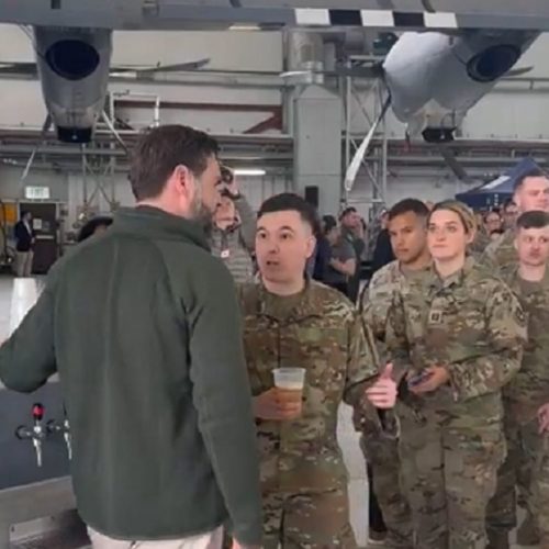 Γερμανία – Ο Τζέι Ντι Βανς «σερβίρει» μπύρες στους στρατιώτες των ΗΠΑ στο Ράμσταϊν